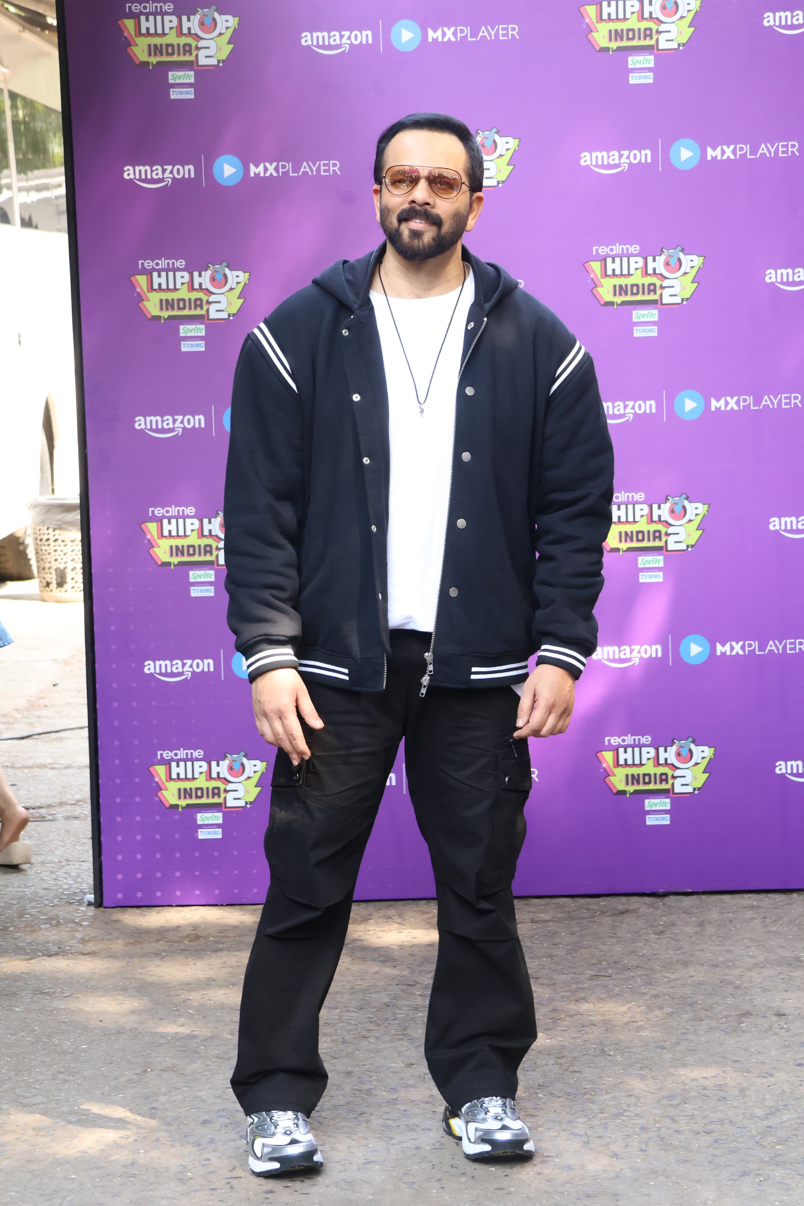 Rohit Shetty looked uber cool in a stylish outfit. The actor paired his jeans with a plain T-shirt and a jacket