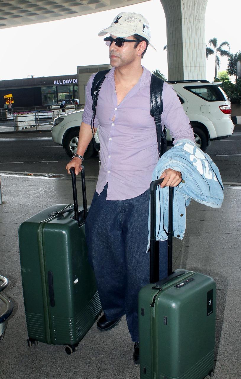 Aamir Ali, who enjoyed Holi yesterday, was snapped jetting off from the city