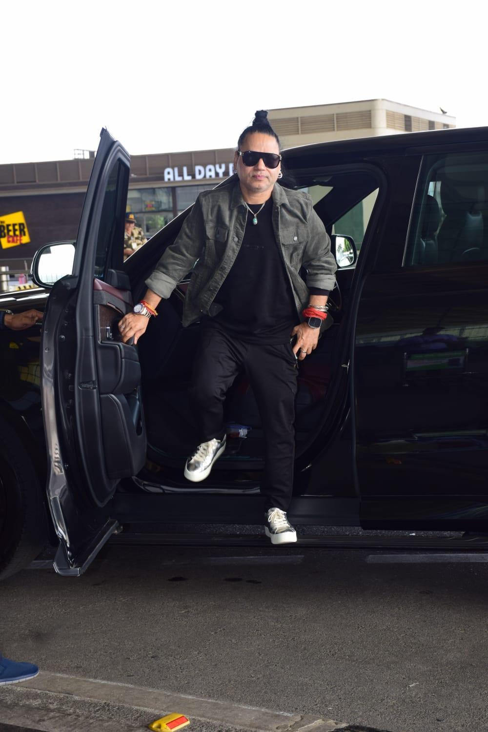 Ace singer Kailash Kher looked stylish in an all-black outfit and a jacket