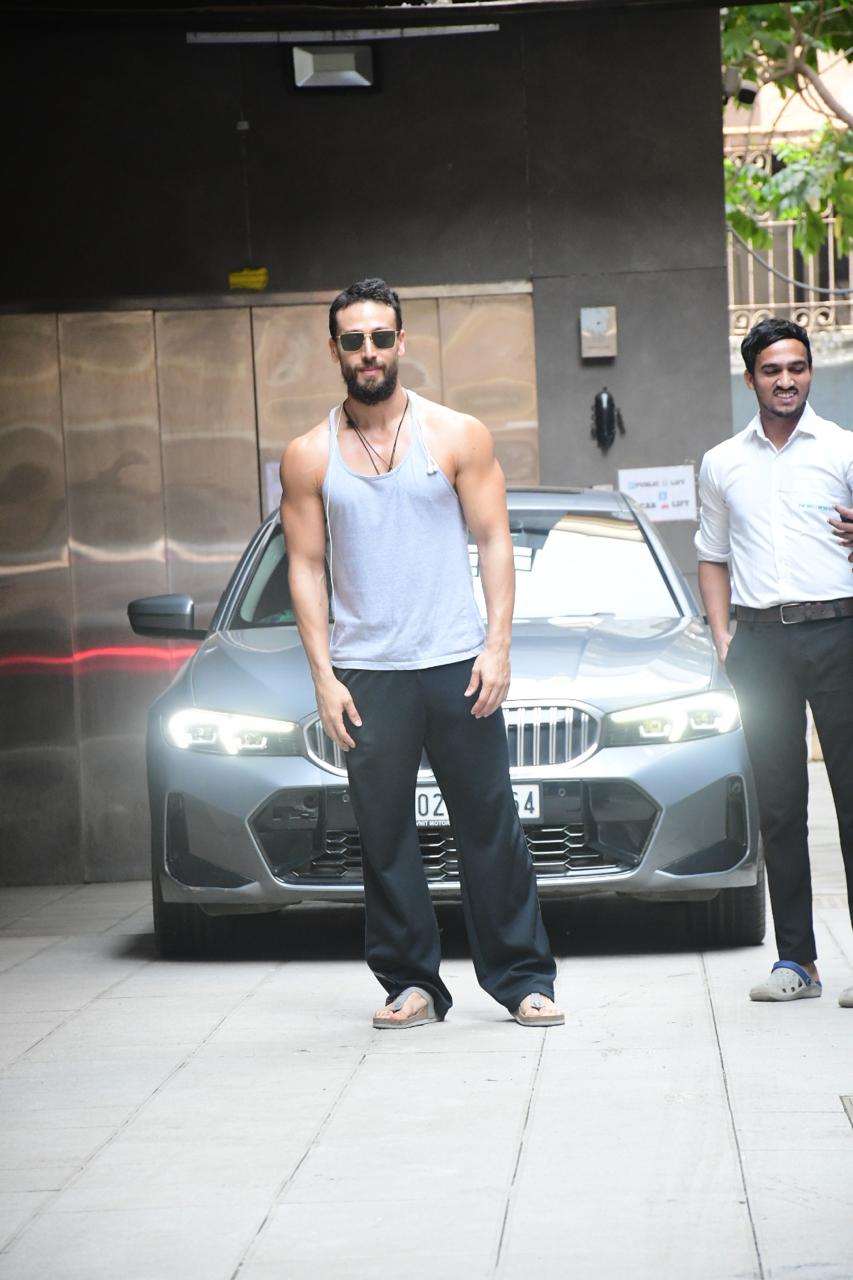 Tiger Shroff greeted the paparazzi on his birthday. The actor looked stunning in a loose T-shirt and pants