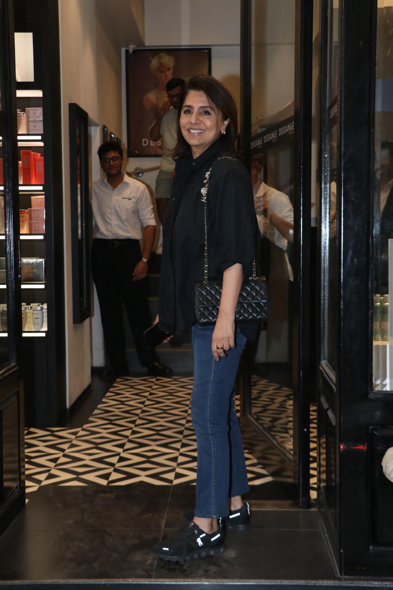 The veteran actress wore a black shirt, blue jeans, and comfy shoes