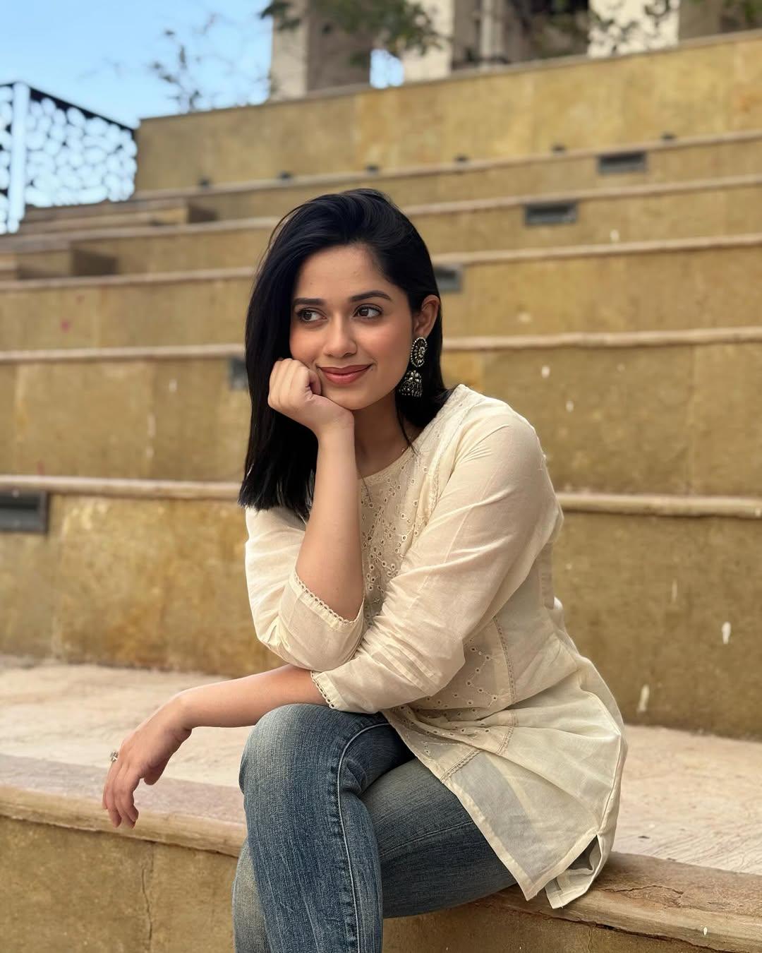 First up, we have chosen this simple yet stunning look right from Jannat Zubair's Instagram. This simple yet stylish kurti look can be your best friend this summer.