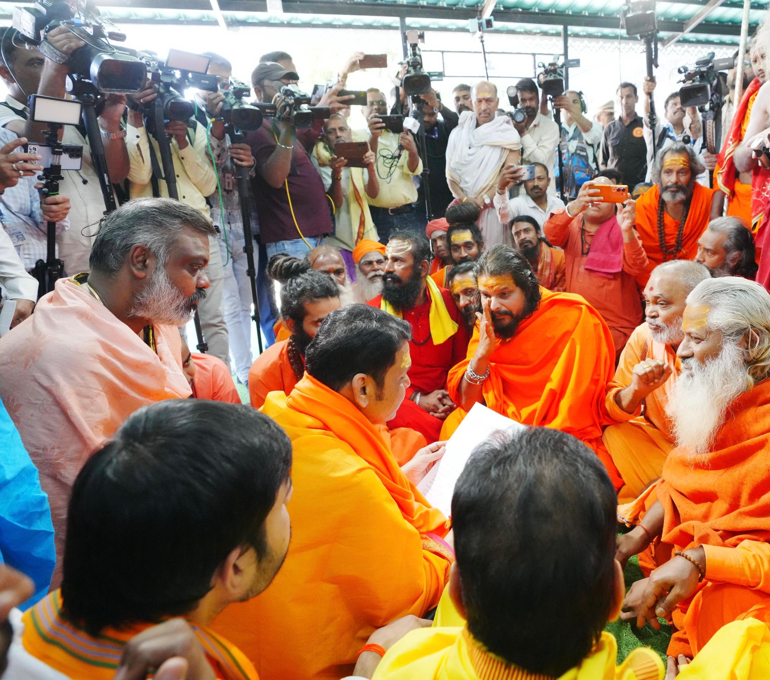 Senior officials, including Divisional Commissioner Dr Pravin Gedam and Collector Jalaj Sharma, were also present. The visit was seen as a significant engagement with religious leaders ahead of the grand event.