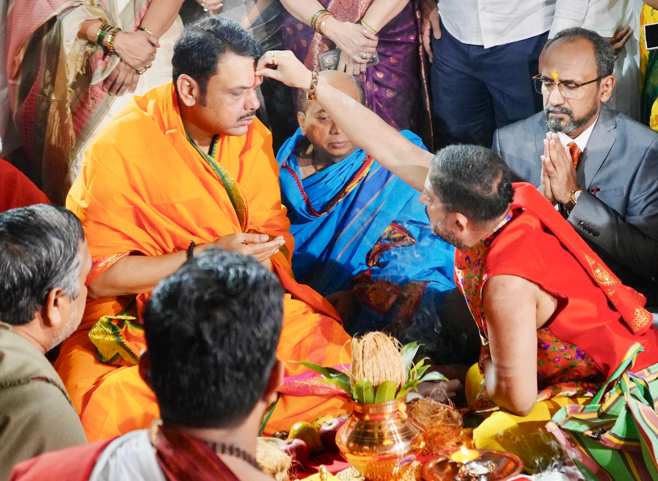 Prior to the temple visit, Fadnavis paid floral tribute to freedom fighters to mark Shaheed Din. The visit reaffirmed the government’s commitment to facilitating religious events and maintaining dialogue with spiritual leaders.