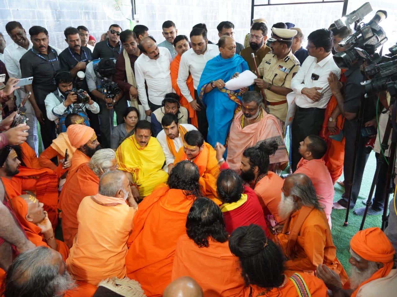 His visit comes ahead of the Simhastha Kumbh Mela, a major religious gathering in Nashik. Accompanying him were State Disaster Management Minister Girish Mahajan and several MLAs.