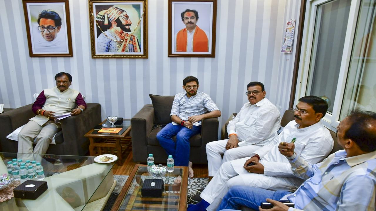 Meanwhile, the opposition parties in Maharashtra boycotted the customary tea party, claiming the government has failed to address several pressing issues. They instead held a separate meeting to plan their strategy for the Budget Session