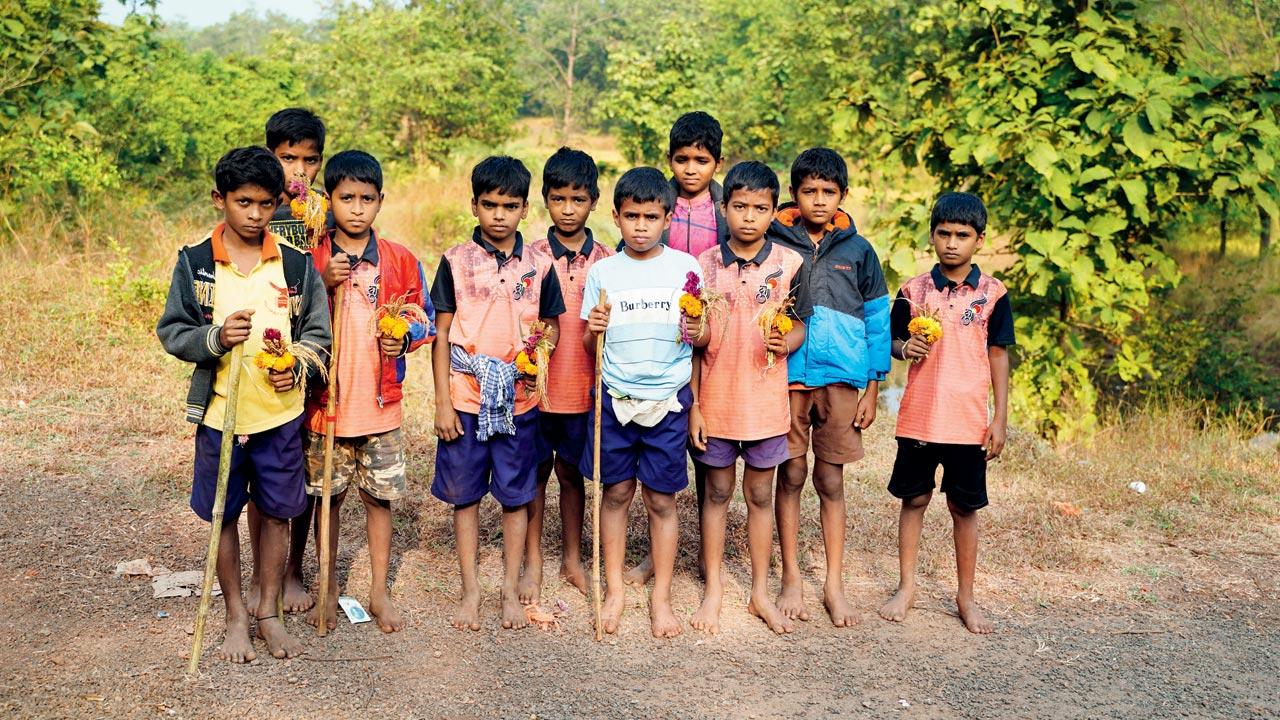 Every single male in the village takes part in the rituals right from boyhood. Here, village boys hold up an offering of marigold, millets and corn in one hand, and a stick in the other hand. Called “devachi kathi”, this stick is usually tipped with ghungroo which tinkles when the men dance during the ritual. The cloth tied around their waist holds a small pouch of rice. At the end of the ritual, if this rice increases in quantity, then their worship is deemed successful