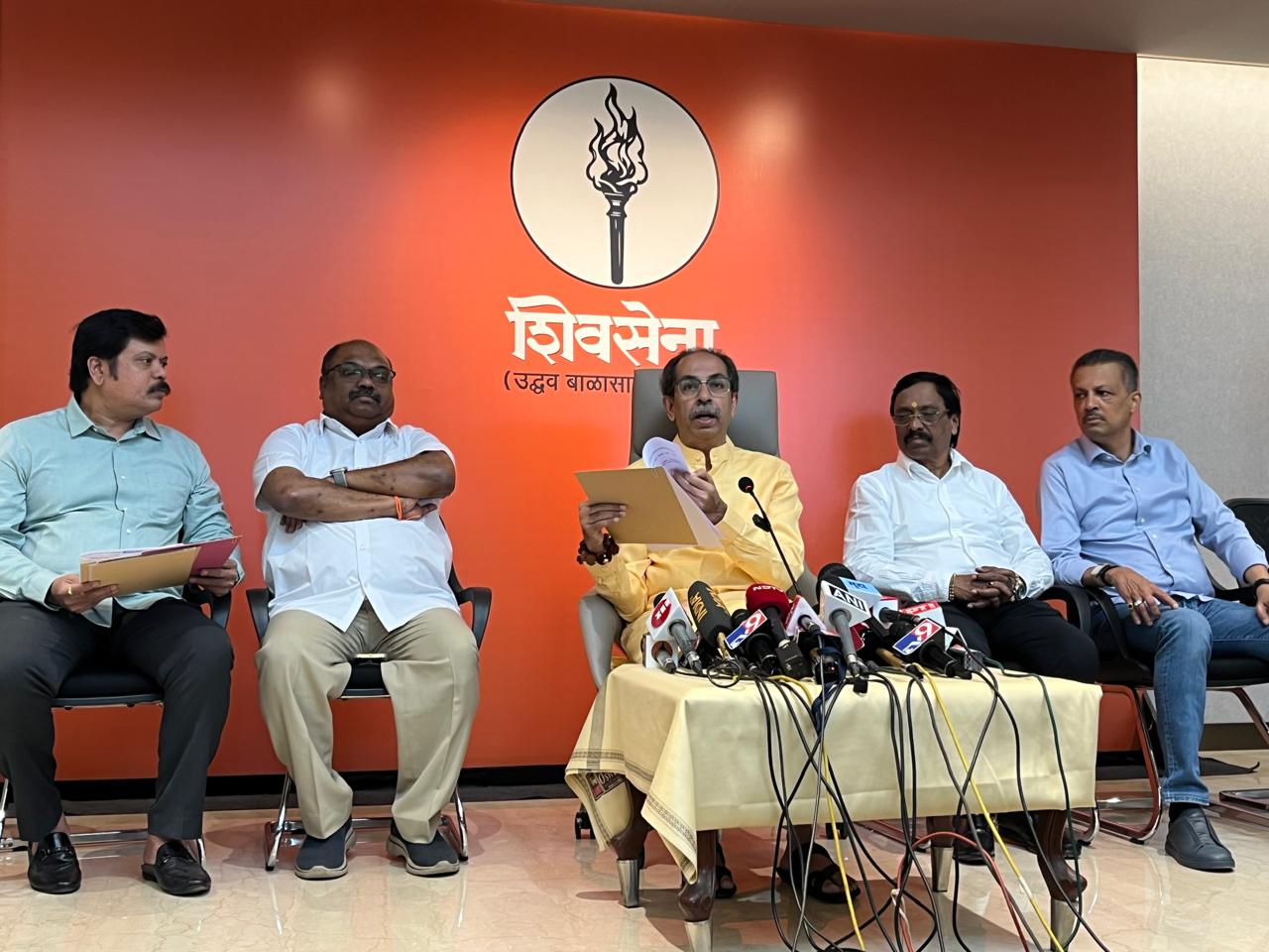 Solapurkar sparked outrage by suggesting that Shivaji Maharaj bribed Mughal officials to escape Agra Fort, contradicting the widely accepted narrative of him hiding in a sweet basket. Right-wing groups strongly objected to Solapurkar’s use of the term 