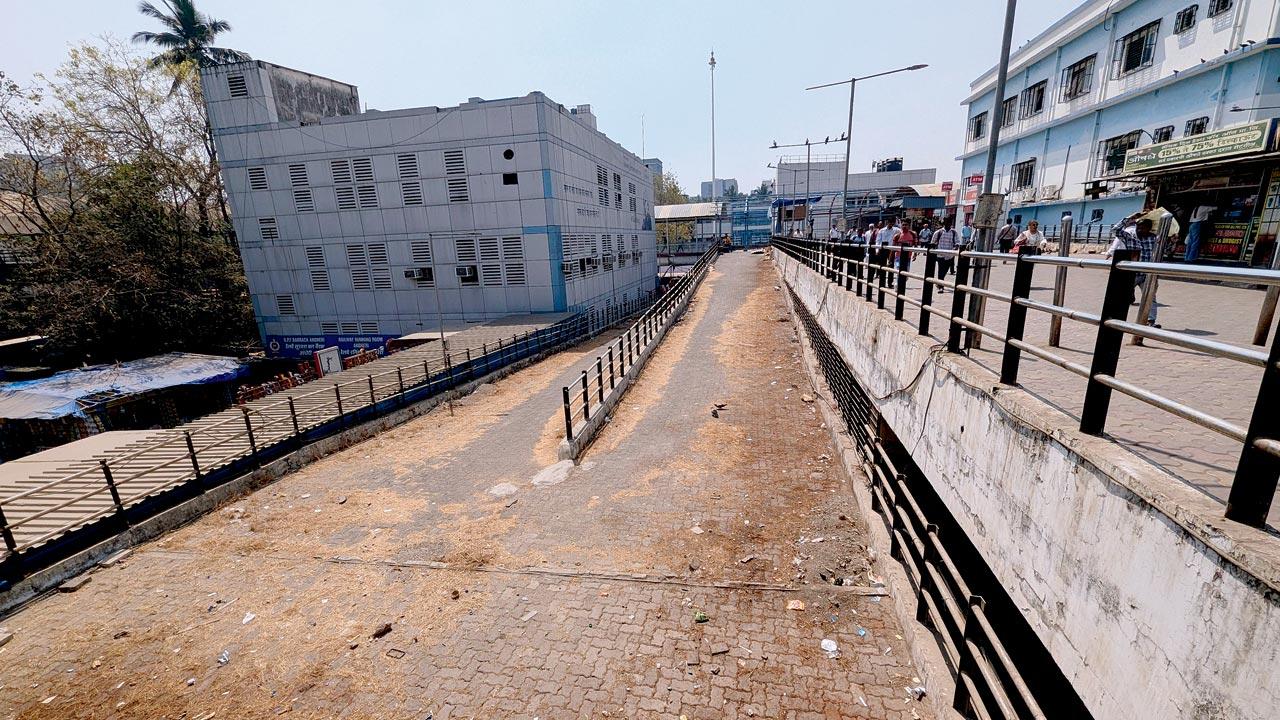 The elevated auto deck at Andheri station lying unused 