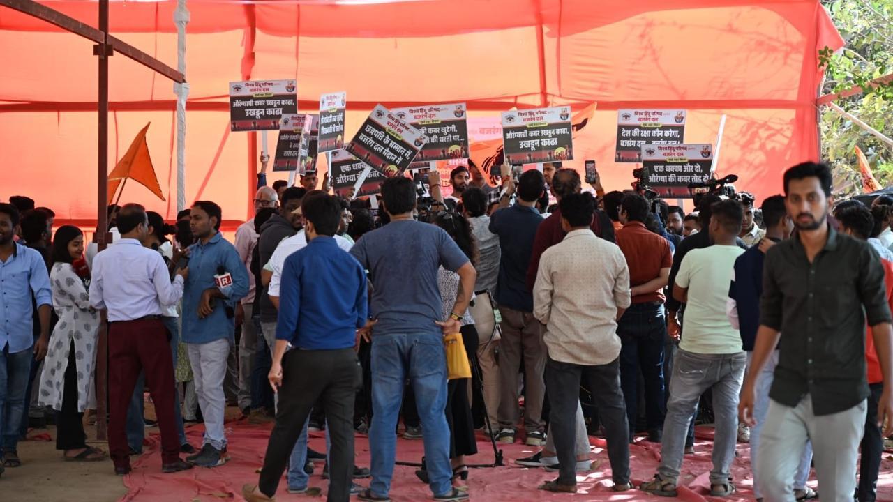 IN PICS: VHP, Bajrang Dal protest in Mumbai, demand removal of Aurangzeb`s tomb