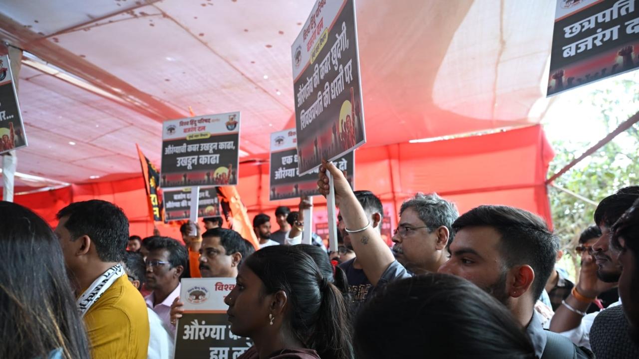 Meanwhile, the activists of the right-wing organisations gathered at the statue of Chhatrapati Shivaji Maharaj in the Mahal area, raised slogans and burnt an effigy of Aurangzeb