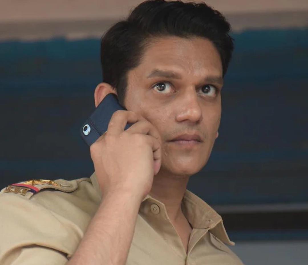 SI Ravi Shankar Tripathi – Kaalkoot
In Kaalkoot, Vijay played a police officer dealing with societal expectations and internal conflicts. Instead of portraying a typical hero, he brought vulnerability, frustration, and emotional depth to the role, making Ravi one of the most relatable protagonists in his filmography.
 