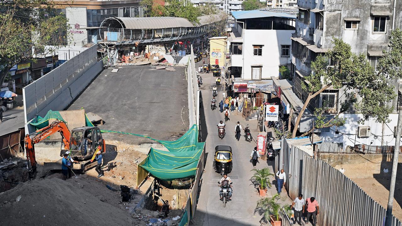 Under-construction bridge at Vikhroli West. Pic/Anurag Ahire