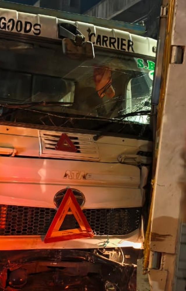 The accident took place at 1.26 am at Cadbury junction bridge on the Eastern Express Highway, which is also the Mumbai-Nashik route