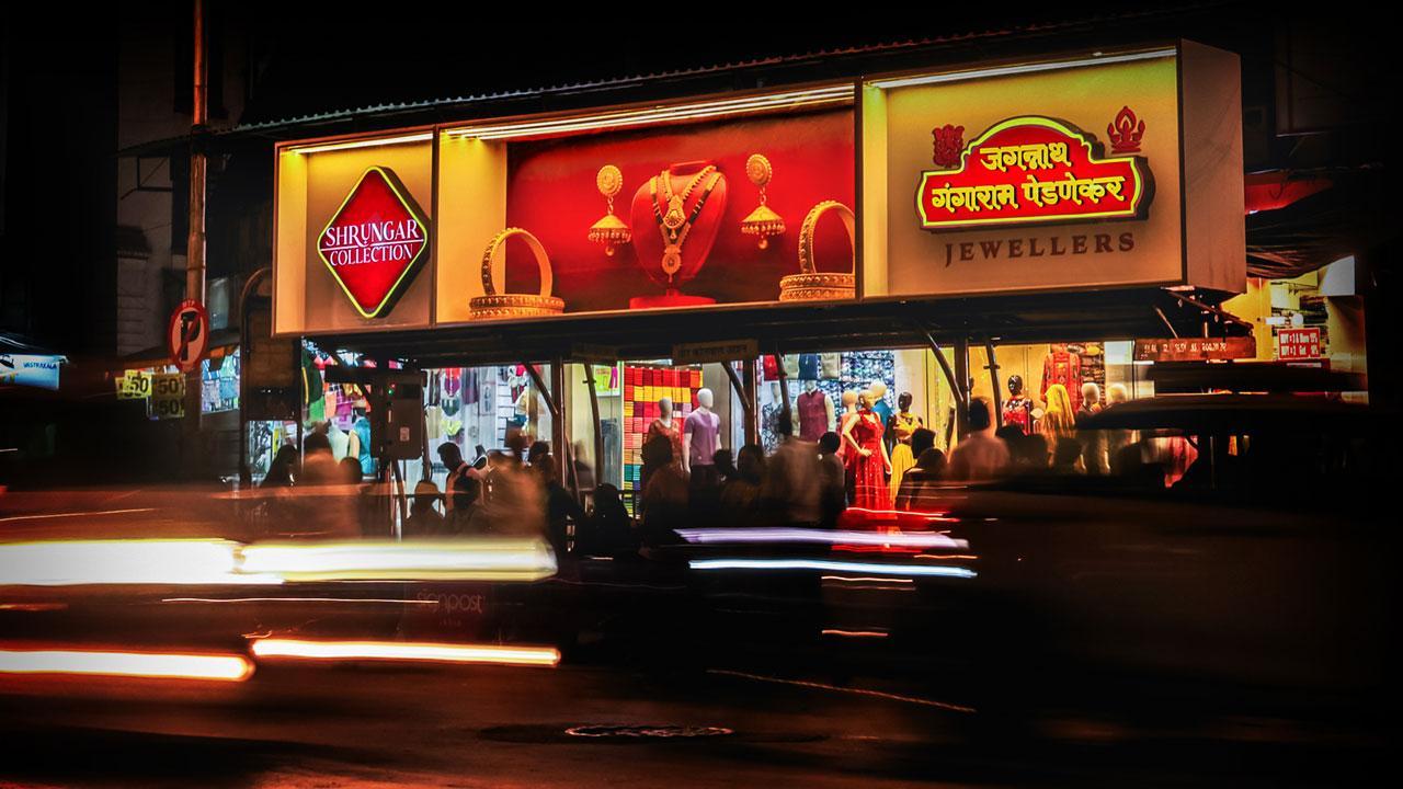 ADbhoot Unveils Innovative 3D Bus Stop Display for JGP Jewellers’ Shrungar Collection