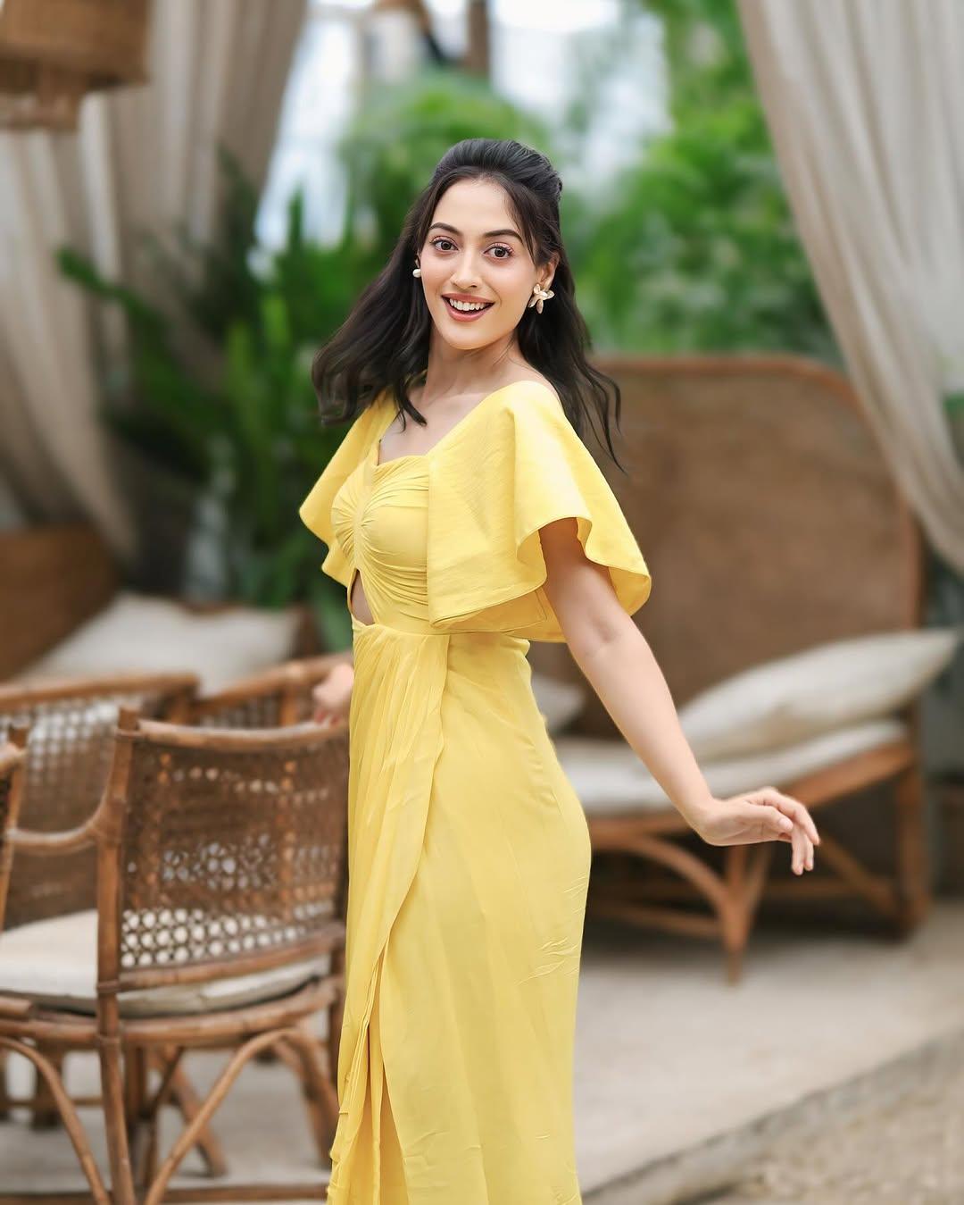 Looking for the perfect dress for a family lunch? Aditi’s yellow dress, with its simplicity and elegance, will earn you a lot of compliments