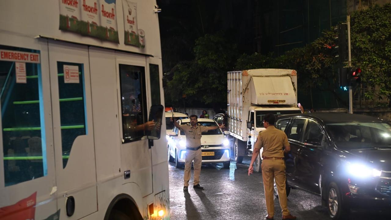 Following Team India's Champions Trophy 2025 triumph against New Zealand in Dubai, people came out in huge numbers to celebrate their favourite men's victory. Mumbai Police took the charge to manage the crowd on the streets