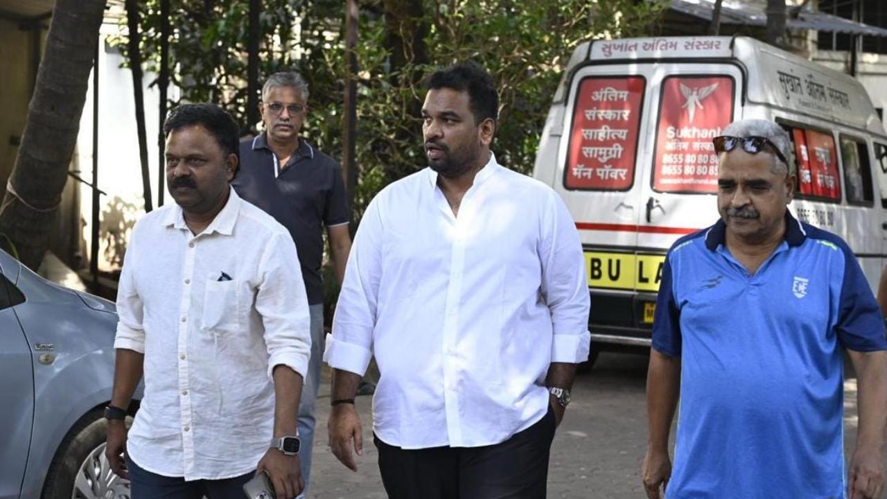 Following his demise, former Team India cricketer Pravin Amre, Mumbai Cricket Association secretary Deppak Patil and president Ajinkya Naik attended the final rites of the late cricketer