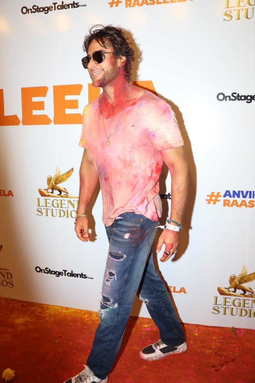 Shalin Bhanot looked smart as he posed for the paparazzi wearing a white T-shirt and jeans. The actor's clothes were completely filled with gulal