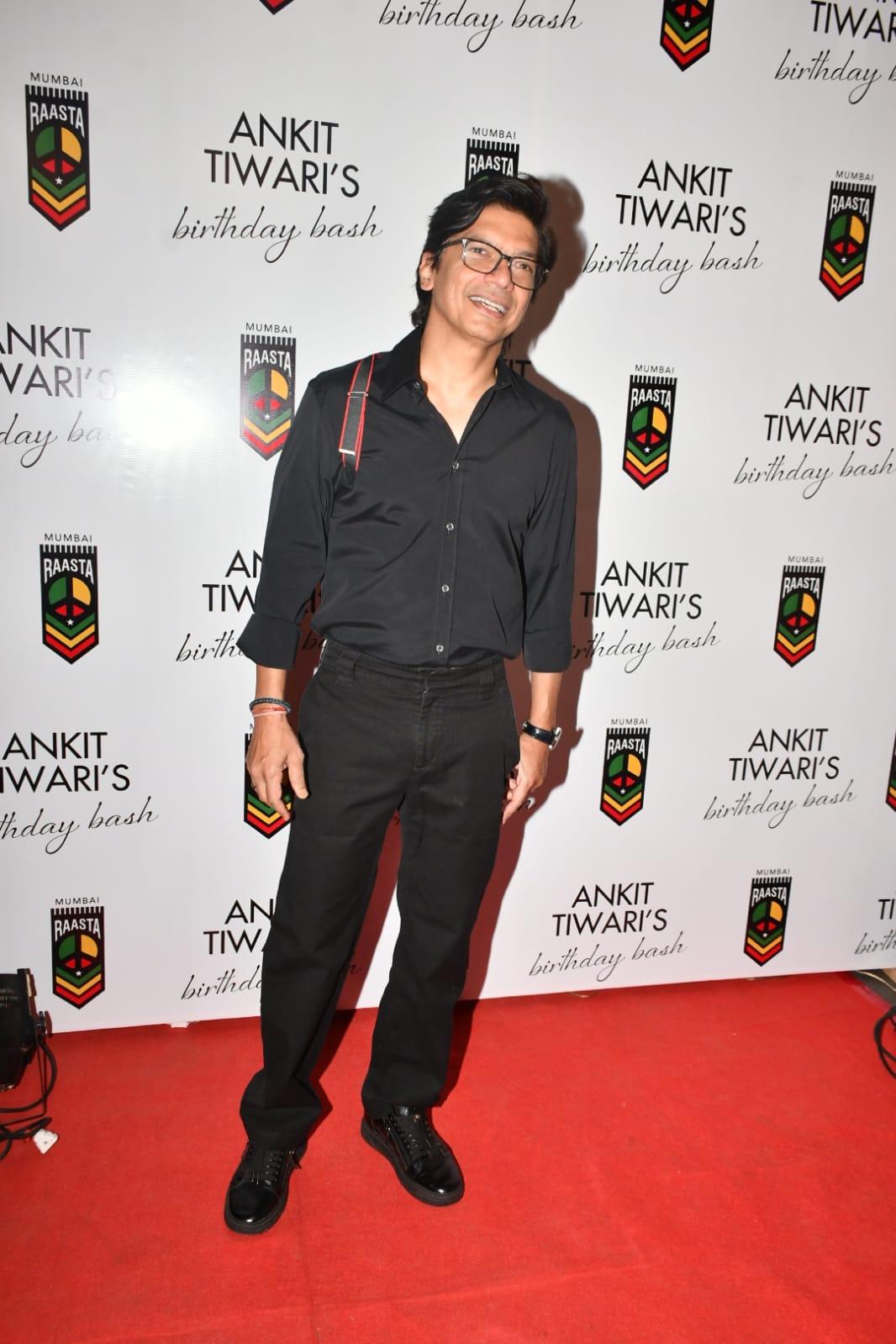 Ace singer Shaan won our hearts in a simple black-on-black outfit