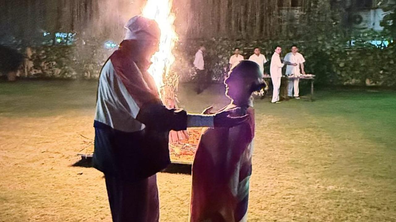 Amitabh Bachchan looks lovingly at Jaya Bachchan as they celebrate Holika dahan, see pic