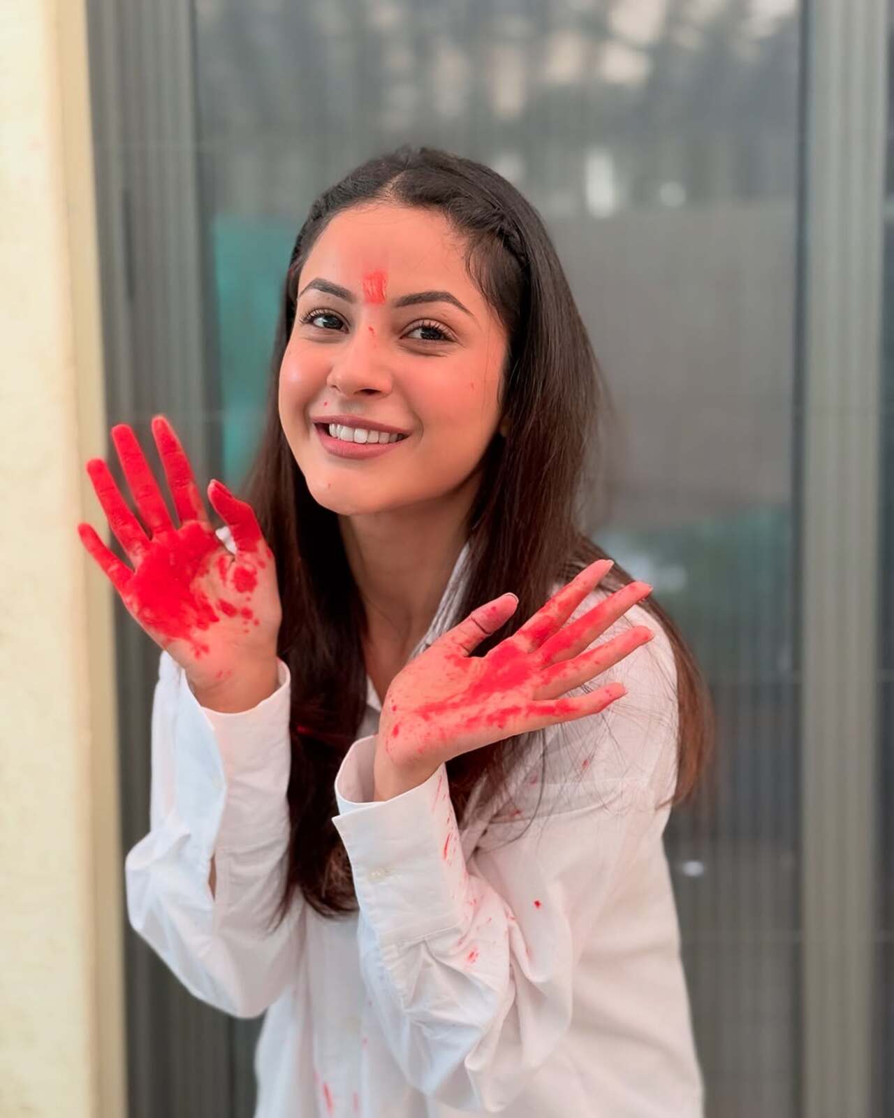 Shehnaaz Gill celebrated the festival of colours with some gulaal