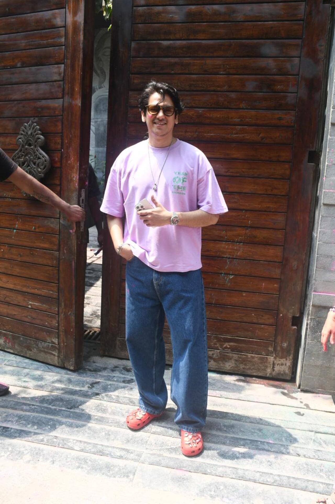 The 'Darlings' actor, Vijay Varma, stepped out of his house to celebrate Holi with the paparazzi. He was seen applying colour to the lads behind the camera. He donned a pink shirt and blue jeans as he met, applied gular and posed with his fans outside his residence.