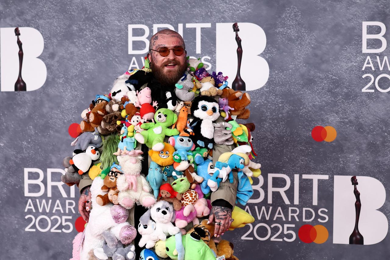 Singer Teddy Swims, whose track Lose Control was nominated, turned up in an outfit made of soft toys. 