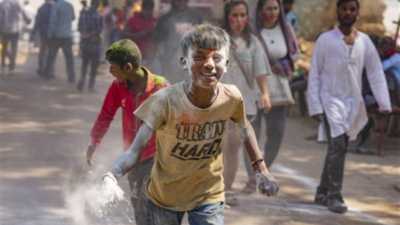 From children to elderly people, everyone was seen celebrating the 