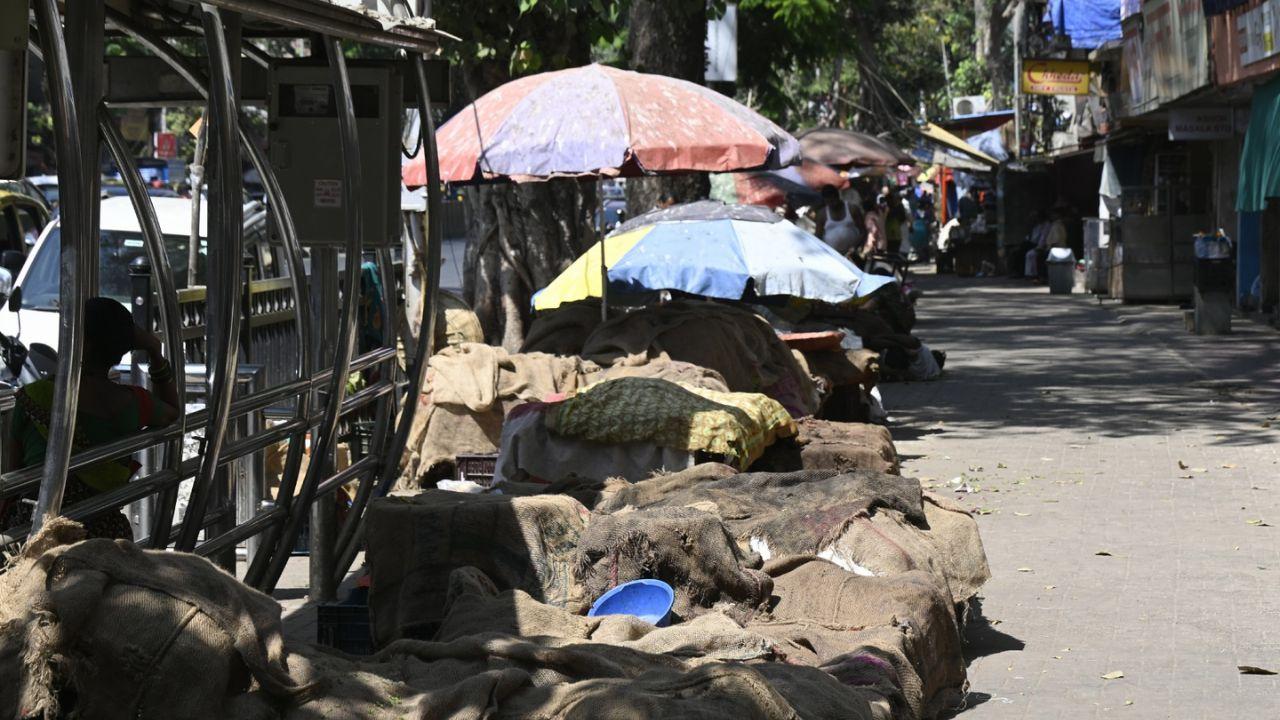Mahim streets deserted in the afternoon as residents avoid scorching heat.