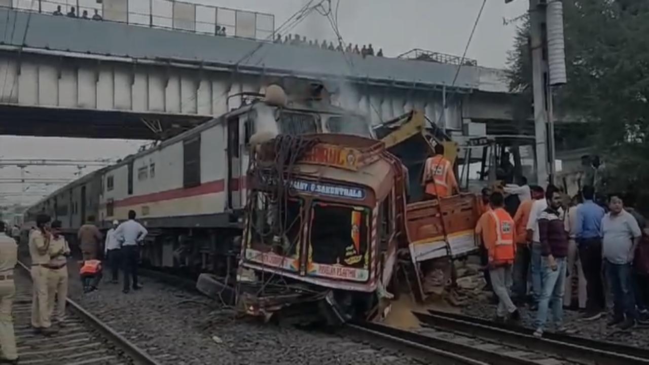 Truck collides with Mumbai-Amravati Express in Jalgaon, no injuries reported 