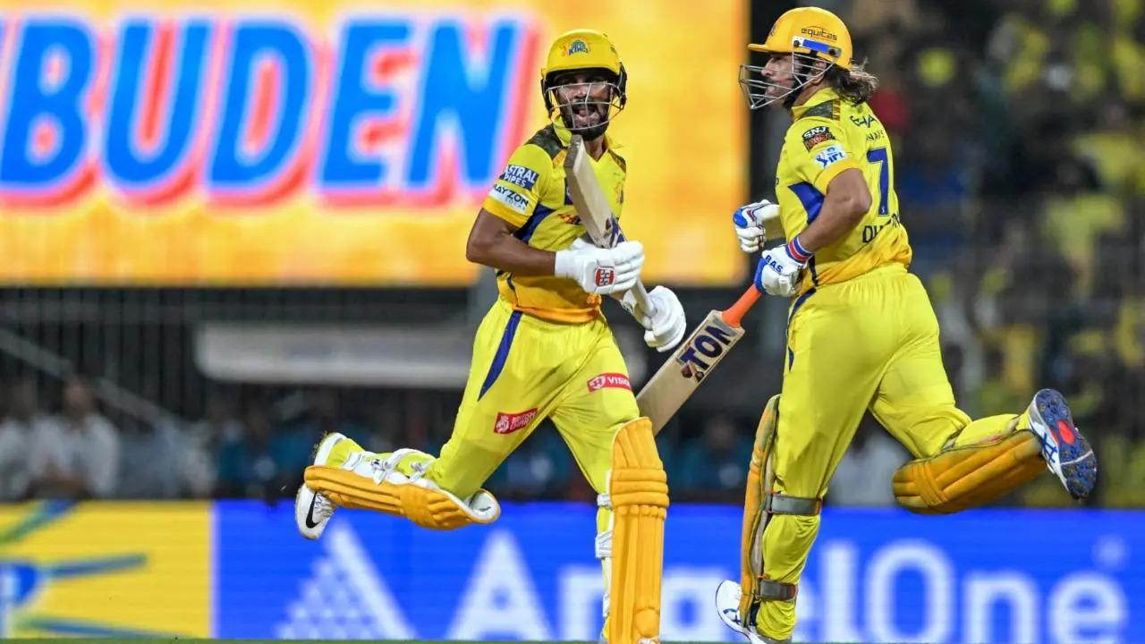 The arch-rivals, Mumbai Indians and Chennai Super Kings will again round off on April 20. But this time, the Mumbaikars will have their home crowd extending their support as the match will be played at Wankhede Stadium. The arch-rivals will yet again clash at 7.30 PM