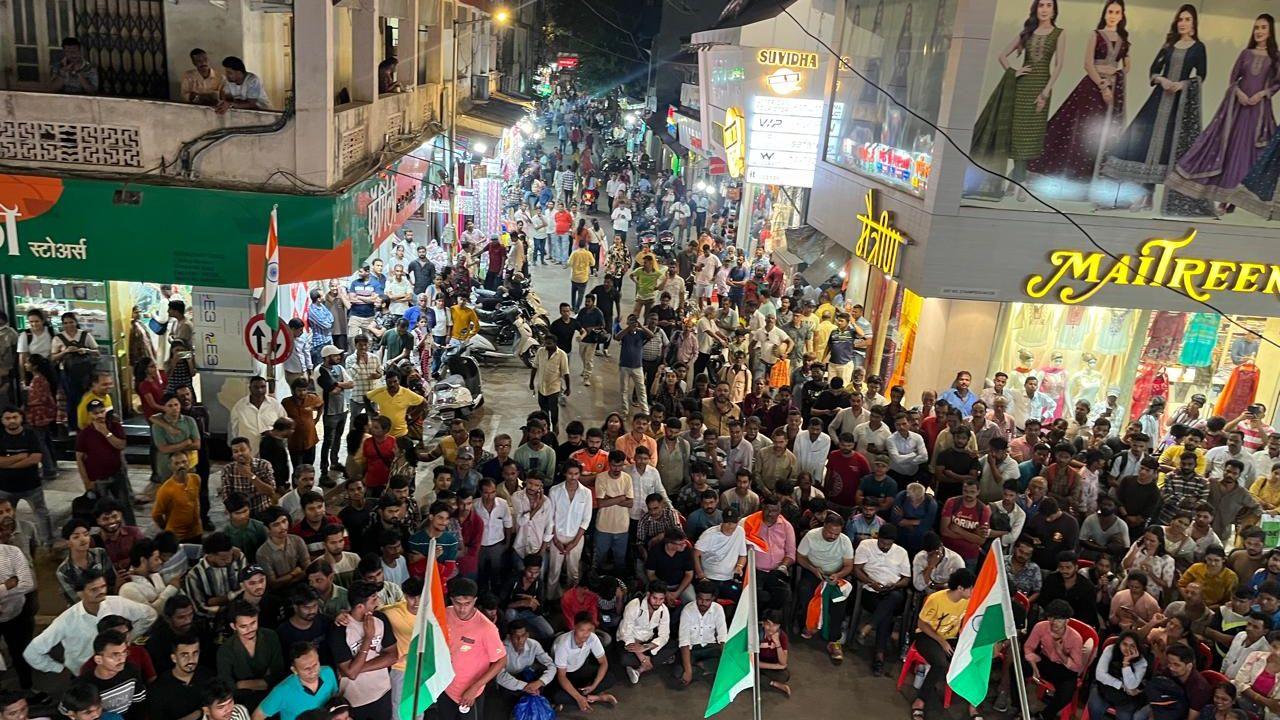 Cricket fans had on Sunday gathered on the streets of Dadar to watch the Champions Trophy 2025 final between India and New Zealand on a big screen