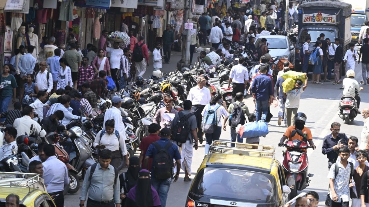 A division bench of the Bombay High Court comprising Justice A S Gadkari and Justice Kamal Khata while hearing a suo motu public interest litigation (PIL) on the illegal hawkers’ menace across Mumbai has directed the BMC to initiate firm and regular action against illegal hawkers in 20 locations across the city