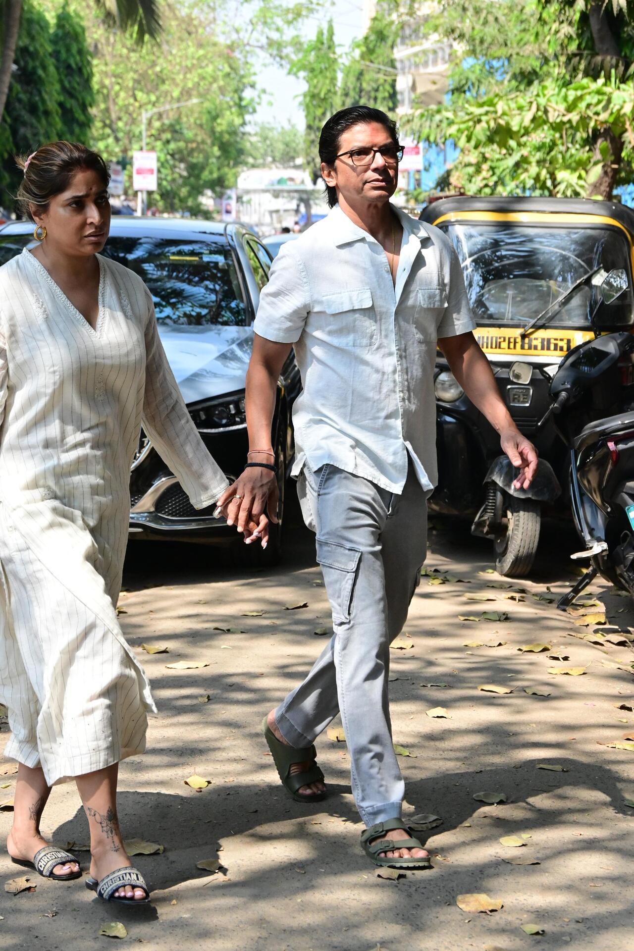 Singer Shaan was seen at the Mukerji residence with his wife