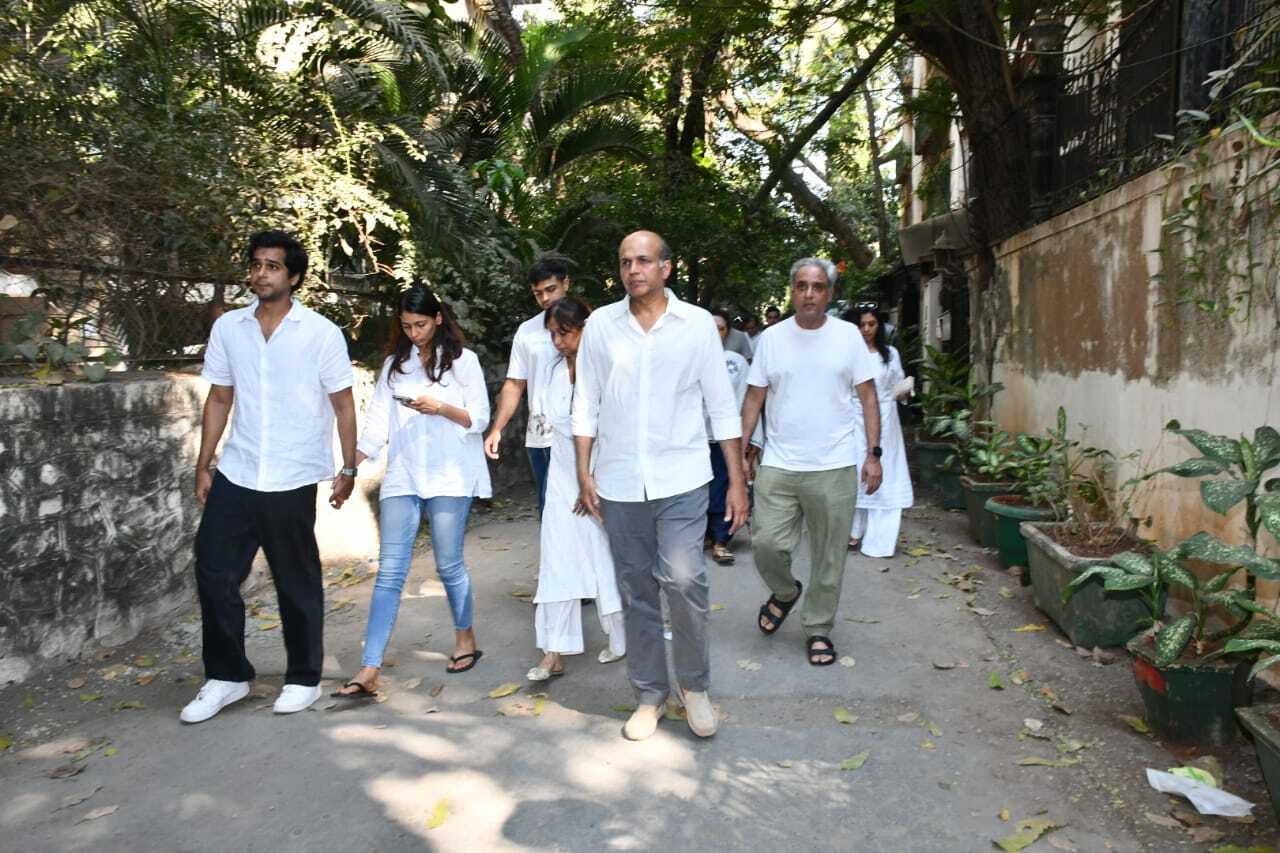Ashutosh Gowariker arrived at Ayan's residence 