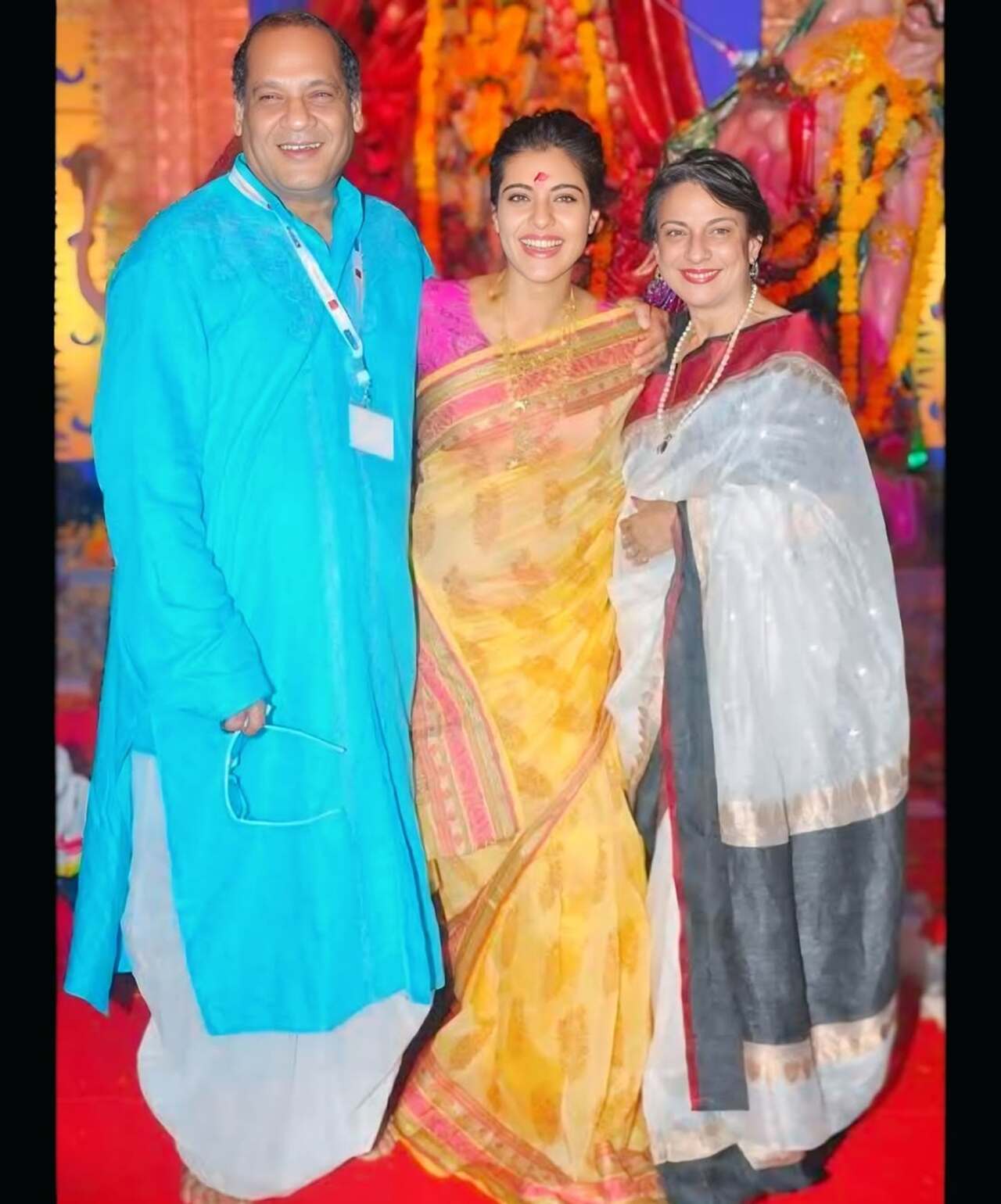 Every year, the pandal attracted many devotees including film personalisties. In the above picture, Deb is seen posing with his niece Kajol and her mother Tanuja