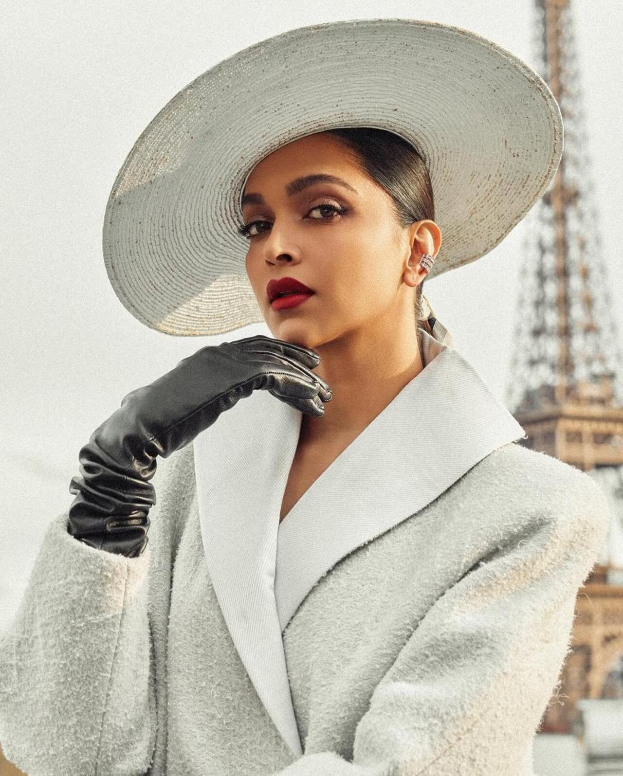 Stunning in a timeless classic ensemble, reminiscent of the vintage charm, Deepika slays as she marks her appearance overseas yet again. 