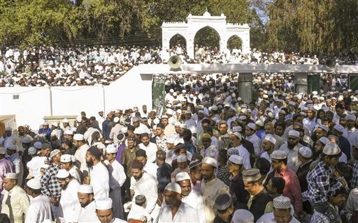 Mumbai’s Bandra railway station saw waves of worshippers offering their Eid-ul-Fitr prayers, merging faith and festivity in the heart of the city.