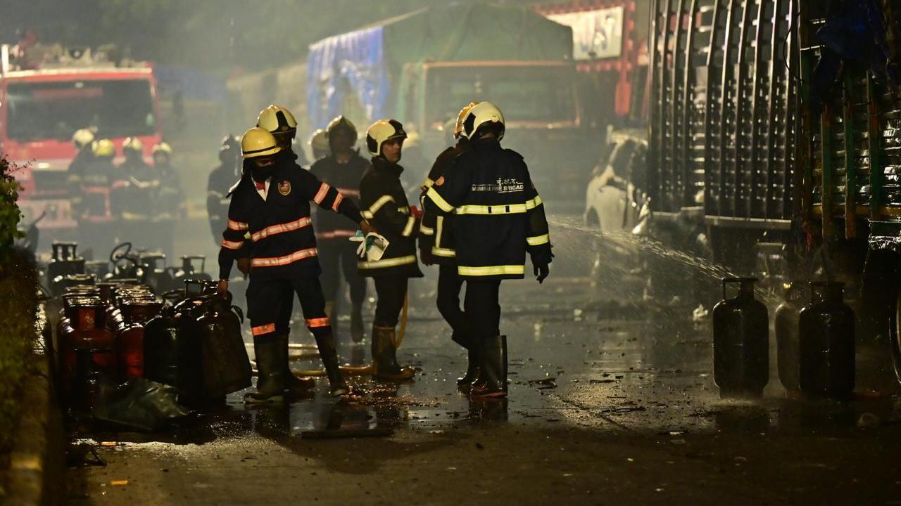 Massive fire breaks out in truck carrying gas cylinders in Dharavi