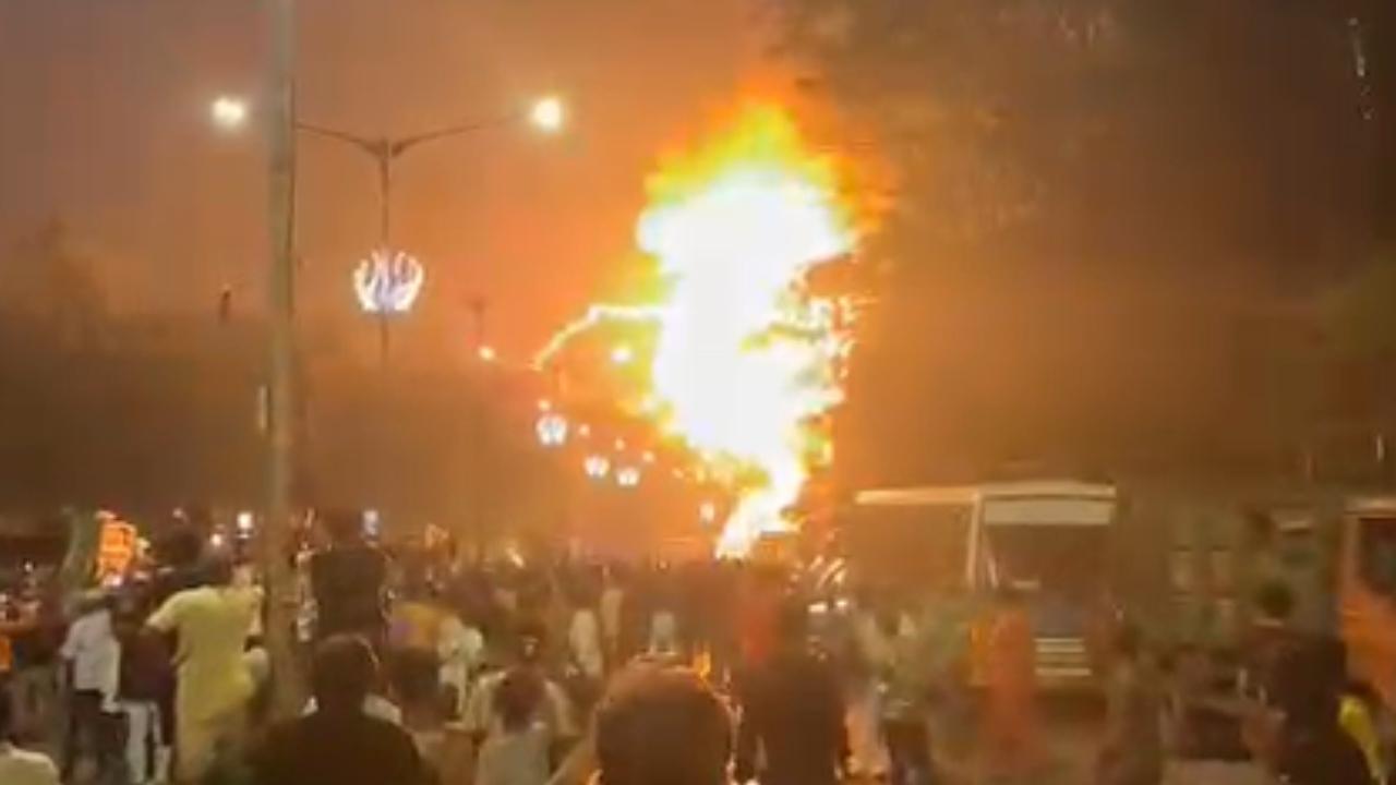 The police said that around three to four other vehicles parked next to the burning truck were damaged due to the fire. The truck driver’s identity has been confirmed, and authorities are in the process of detaining him for further questioning. Pic/videograb from a sourced video