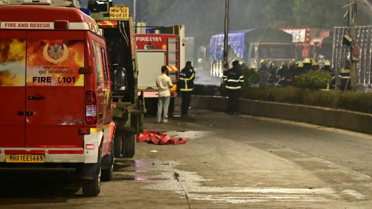 A total of 19 fire trucks from the fire brigade were deployed to bring the fire under control. Senior police officers, including the Senior Police Inspector from Dharavi Police Station and the Assistant Commissioner and Deputy Commissioner of Police from Zone 5, were present at the spot during the relief and rescue operations