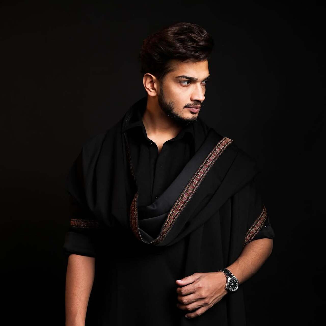 Munawar Faruqui wished his fans Eid Mubarak while sharing a smart picture in a black kurta paired with a matching dupatta featuring brown embroidery