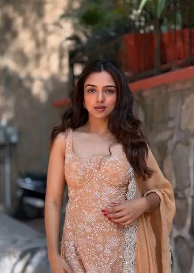 Ahsaas Channa stuns in a cream sharara set, featuring delicate floral patterns and a detailed border. She forgoes jewelry completely, letting the outfit take center stage