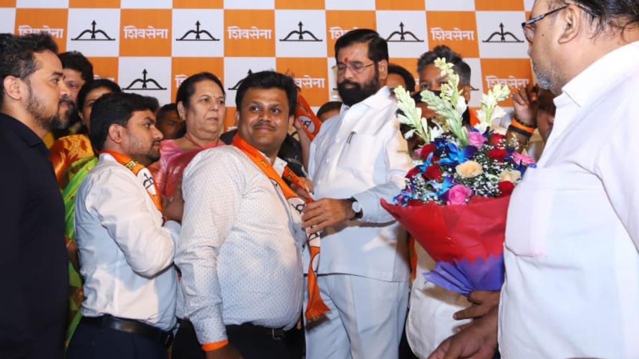 The event was attended by Shiv Sena leaders such as Dr. Neelam Gorhe, Shiv Sena Secretary Sanjay More, former Corporator Pandurang Patil, Spokesperson Rahul Londhe, along with other party officials and Shiv Sena supporters