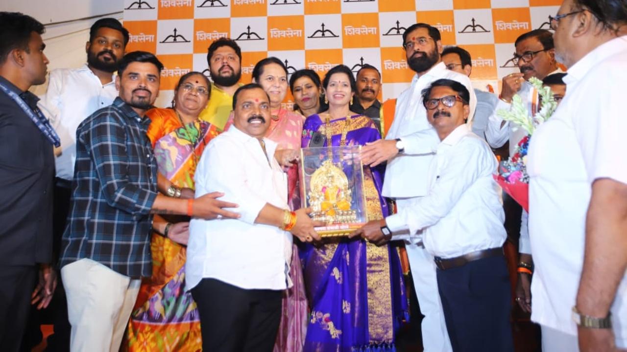 Shiv Sena (UBT) leaders including Saket Pawar, along with Swapnil Mane, Sunil Jadhav, and Rupesh Surve, joined the Shinde camp