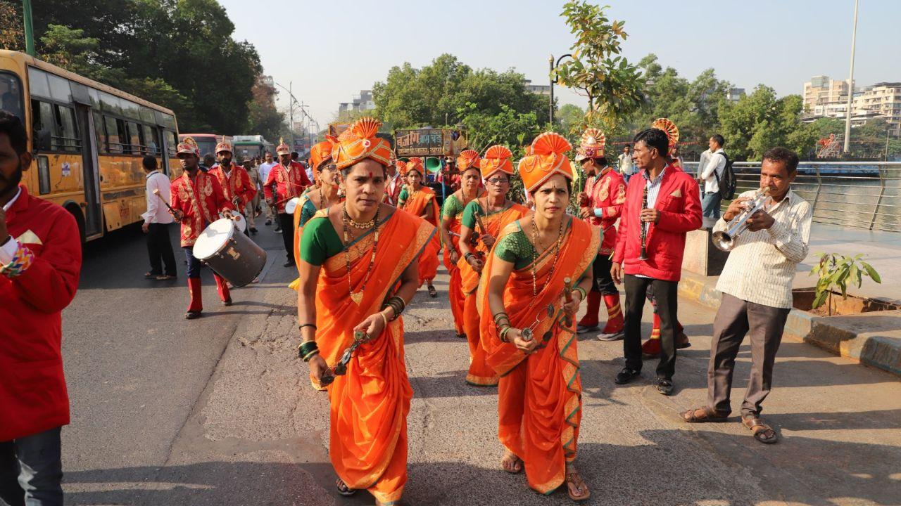 The procession included horse riders, a Lezim troupe, groups demonstrating games, bands, and more from the era of Chhatrapati Shivaji Maharaj