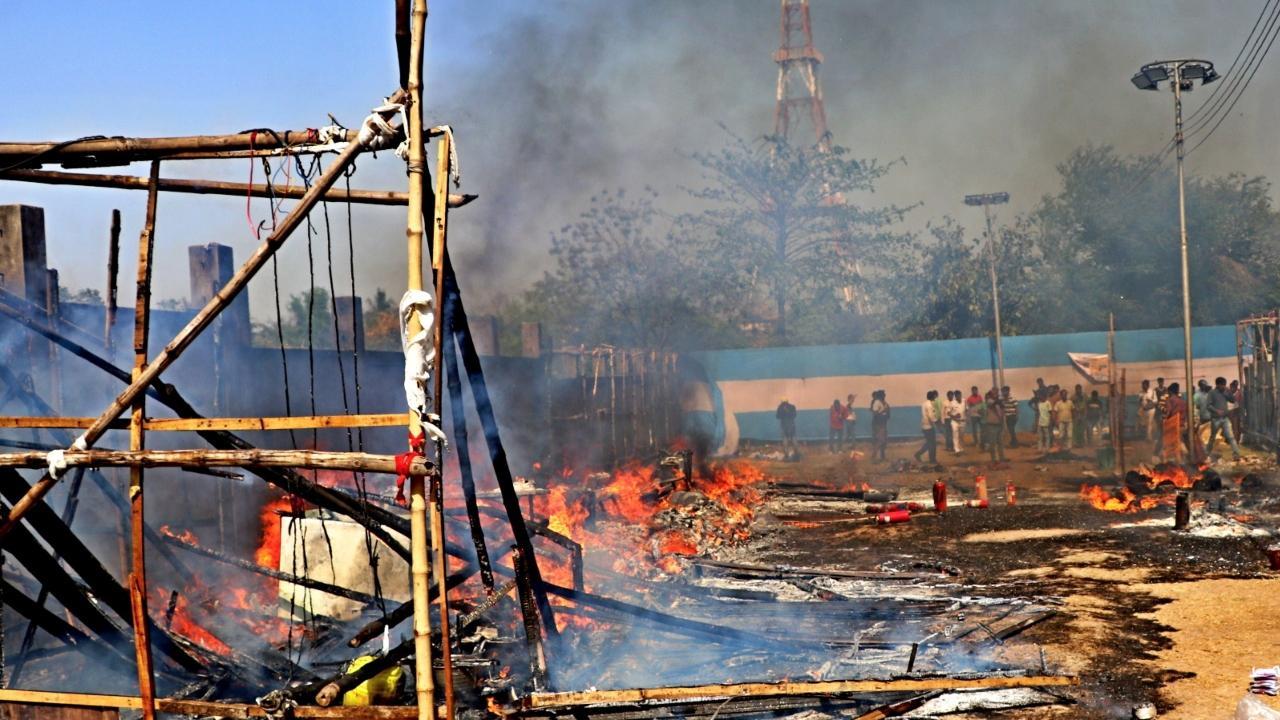 The fire broke out at Asansol handicrafts fair on Wednesday. Pics/PTI