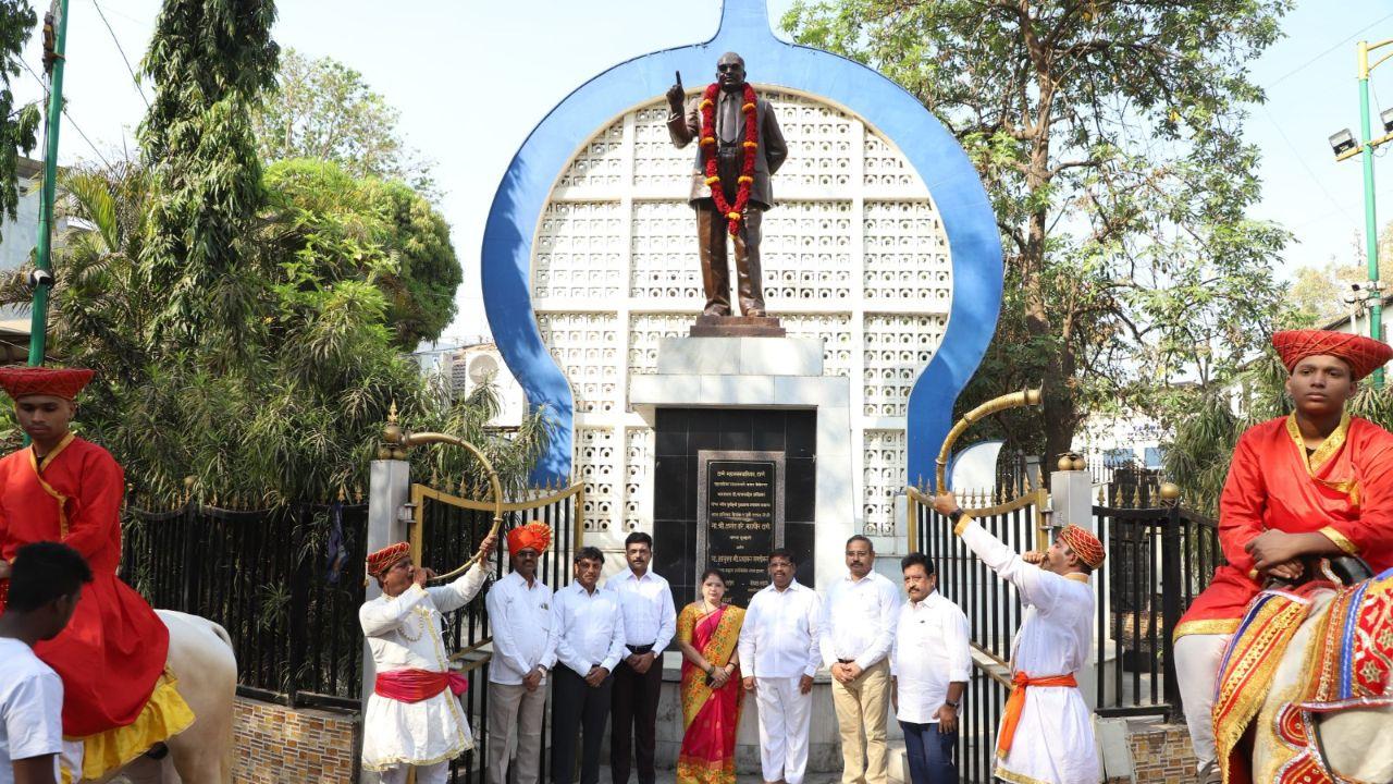 Along the procession route, floral tributes were offered at the statues of Bharat Ratna Dr. Babasaheb Ambedkar at Court Naka, Dharmaveer Anand Dighe at Tembhi Naka, and Punyashlok Ahilyabai Holkar at Talavpali