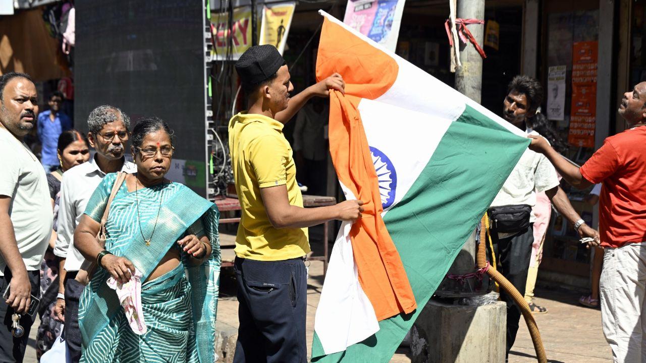 The youngsters were seen preparing to stream the India vs New Zealand Champions Trophy 2025 final match on a big screen